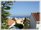 Blick von der Calle Mijas über El Faro zum Meer